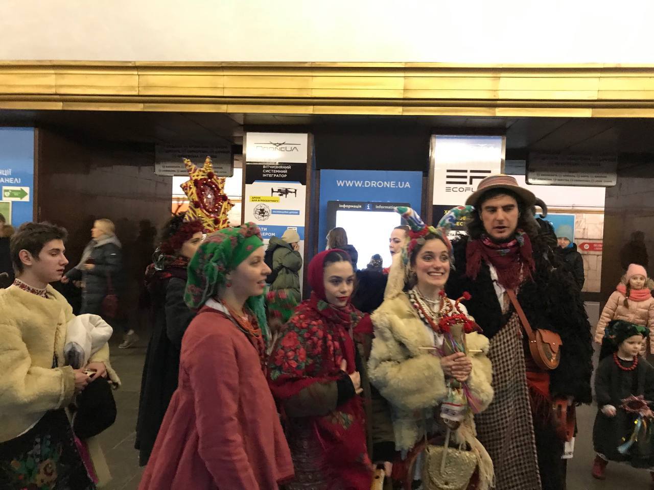 У київському метро під час обстрілів для дітей влаштували новорічне свято (фото)
